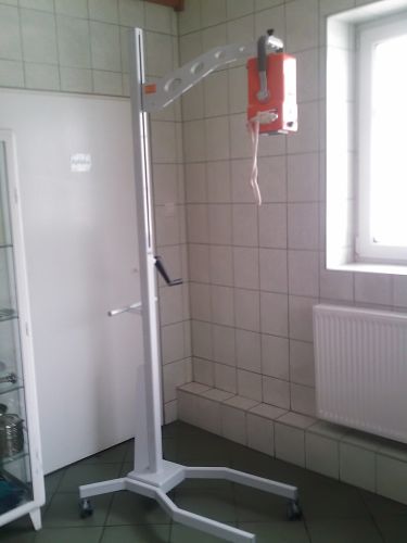 Statyw jezdny do mocowania lampy RTG statywy-weterynaryjne10.jpg
