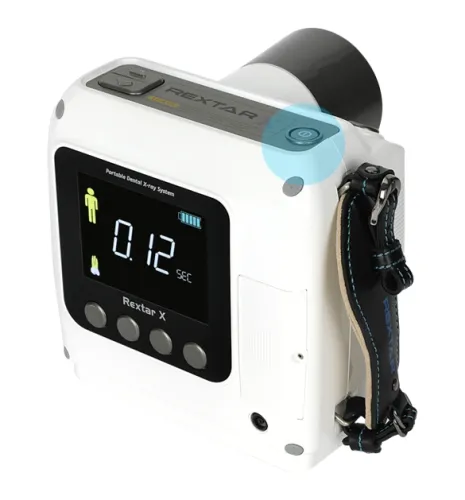 Aparat RTG stomatologiczny ręczny REXTAR- X Ręczny aparat RTG REXTAR-X gotowy do użycia – kompaktowy, lekki i ergonomiczny. Widoczna nowoczesna obudowa z uchwytem oraz panelem sterującym, zaprojektowany do precyzyjnej diagnostyki stomatologicznej w każdych warunkach.