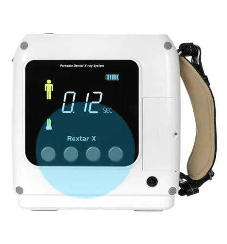 Aparat RTG stomatologiczny ręczny REXTAR- X Ręczny aparat RTG REXTAR-X gotowy do użycia – kompaktowy, lekki i ergonomiczny. Widoczna nowoczesna obudowa z uchwytem oraz panelem sterującym, zaprojektowany do precyzyjnej diagnostyki stomatologicznej w każdych warunkach.