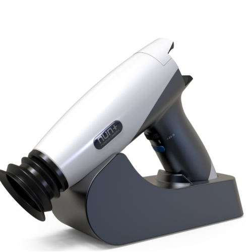 Fundus Kamera NON-MYDRIATIC NUN+ Fundus Kamera NUN+ podłączona do smartfona – gotowa do wykonania zdjęcia dna oka. Widoczna lekka, przenośna konstrukcja i układ optyczny kamery.