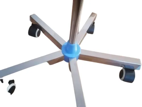 Stojak na kroplówki stalowy z regulowaną wysokością Weterynaryjny stojak na kroplówki z regulowaną wysokością i czterema metalowymi uchwytami. Widoczna pięcioramienna podstawa z kółkami oraz teleskopowa, stalowa konstrukcja.